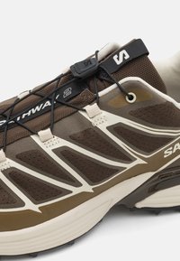 Salomon Sportstyle XT PATHWAY 2 UNISEX - Športni copati - earth brown/coyote brown/almond milk