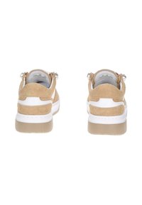 Sneaker in suede beige con dettagli bianchi, punta rotonda e suola in gomma spessa. Presenta un pannello posteriore liscio e un dettaglio in metallo a forma di anello.