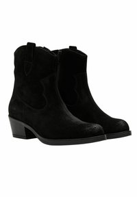 Botines de ante negros con un diseño curvado, cremallera lateral, tacón bajo apilado y un sutil detalle de textura.