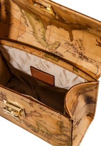 Borsa a mano in pelle beige con design di una mappa del mondo vintage, dotata di chiusura in metallo dorato e una fodera interna liscia e testurizzata.
