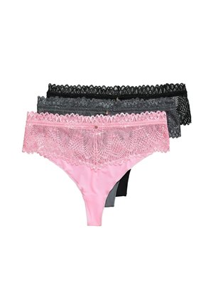 Drie paren kant afgewerkte slipjes: één roze met een brede kant tailleband, en twee effen kleuren (zwart en donkergrijs) met delicate kantaccenten.