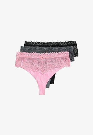 Drei Paare von Spitzenunterwäsche: eines in Pink mit einem breiten Spitzenbund und zwei einfarbige (schwarz und dunkelgrau) mit zarten Spitzeakzenten.