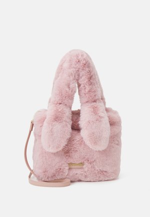 Pehmeä vaaleanpunainen tekoturkis käsilaukku, jossa paksut pörröiset kahvat, ohut olkahihna ja pieni kulta "Love Moschino" -logo edessä.