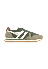 Sneaker in suede verde con dettagli a strisce bianche e verdi, dotate di un tallone brown e una suola in gomma testurizzata. Logo Gola in oro.