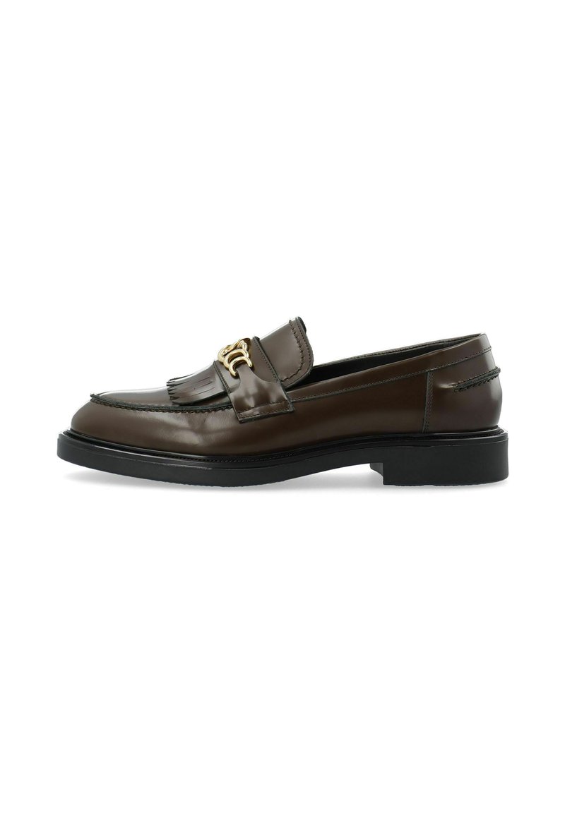 Bruine leren loafers met een gestikt ontwerp, leren band met gouden hardware en een zwarte rubberen zool. Glad oppervlak met een glanzende afwerking.