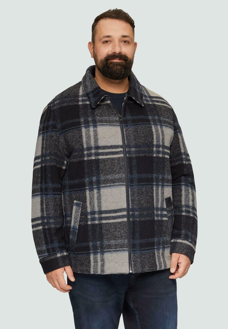 Karierte Jacke aus strukturiertem Wolle, in Marineblau, Grau und Hellblau, mit Reißverschluss und Seitentaschen.