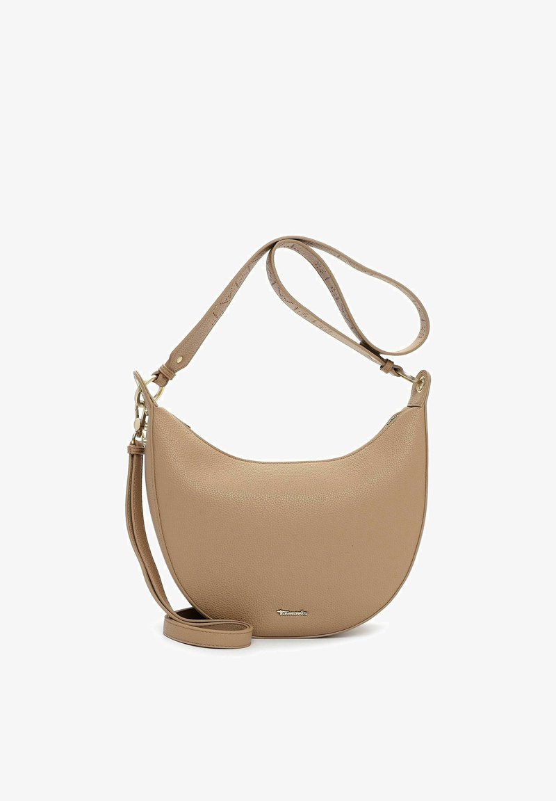 Bolso de hombro de cuero beige con forma curva, superficie texturizada y una correa delgada ajustable. Cuenta con un logo metálico en el frente.