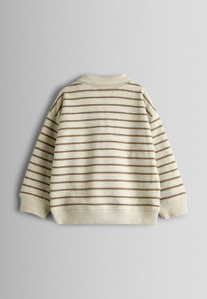 Dryžuotas džemperis smėlio ir rudos spalvos. Minkštas audinys, riboto siuvimo rankogaliai ir apačia, klasikinio apvalaus kaklo dizainas, laisvas dydis ir kasdieniškas stilius.