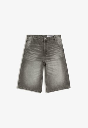 Shorts en denim gris avec poches avant, fermeture par boutons, passants pour ceinture, et détails décolorés sur les cuisses et près de la fermeture éclair.
