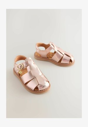 Sandaal in roségoud metallic met gevlochten banden, open hiel en gespsluiting. Textuur op de binnenzool met bloemmotief. Rubberen zool.