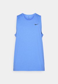 Lyseblå ærmeløs træningsskjorte lavet af glat stof. Har en rund halsudskæring og et sort Nike-logo øverst til venstre.