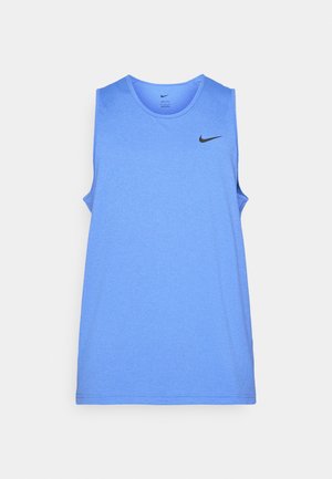 Helles blaues ärmelloses Sportshirt aus glattem Stoff. Mit Rundhalsausschnitt und schwarzem Nike-Logo auf der oberen linken Seite.