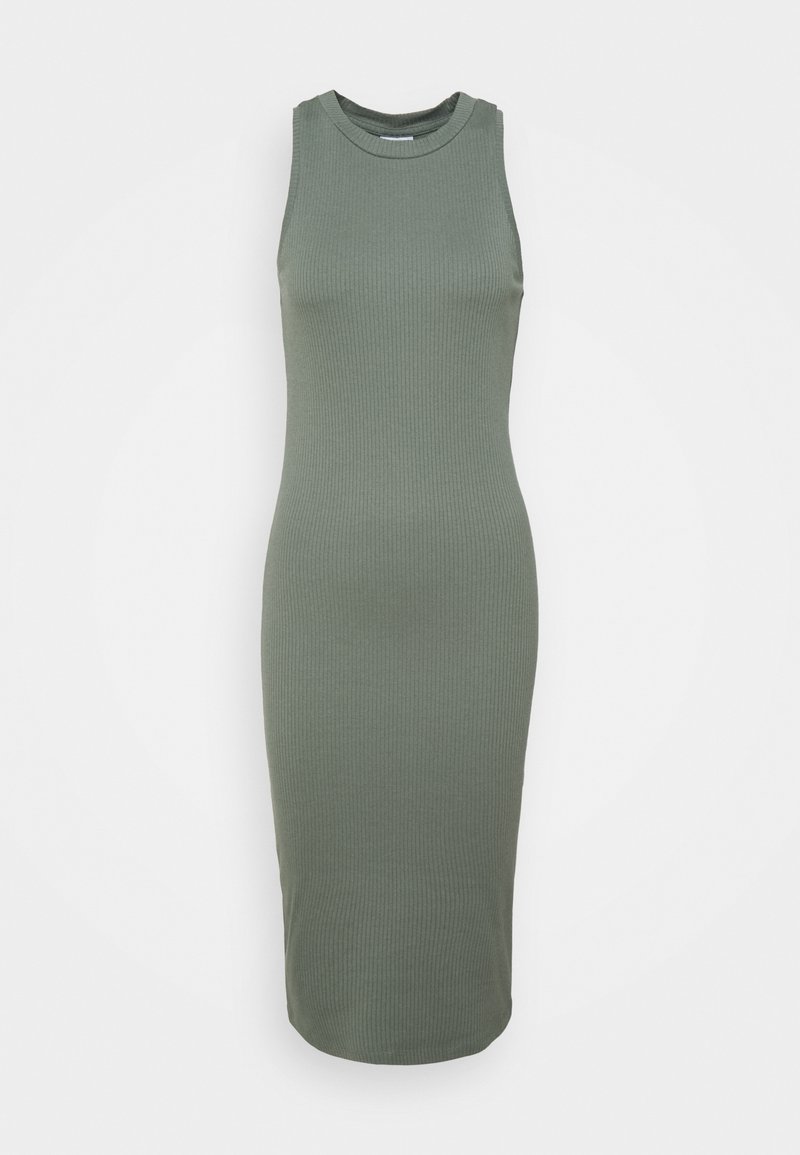 Robe midi ajustée sans manches en tissu maille côtelée avec col rond, couleur vert olive, présentée sur un fond uni.