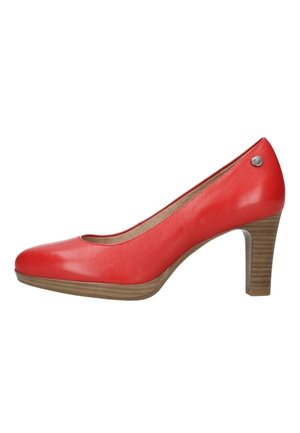 Zapato de mujer de cuero rojo con punta redonda y tacón de madera mediana apilada, que presenta un pequeño emblema de metal de la marca cerca del tacón.