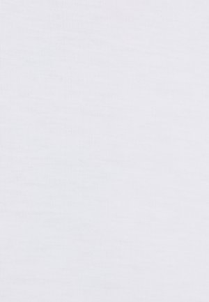 Witte katoenen stof met een gladde textuur en subtiel geribbeld patroon. Uniforme kleur zonder zichtbare patronen of accenten.