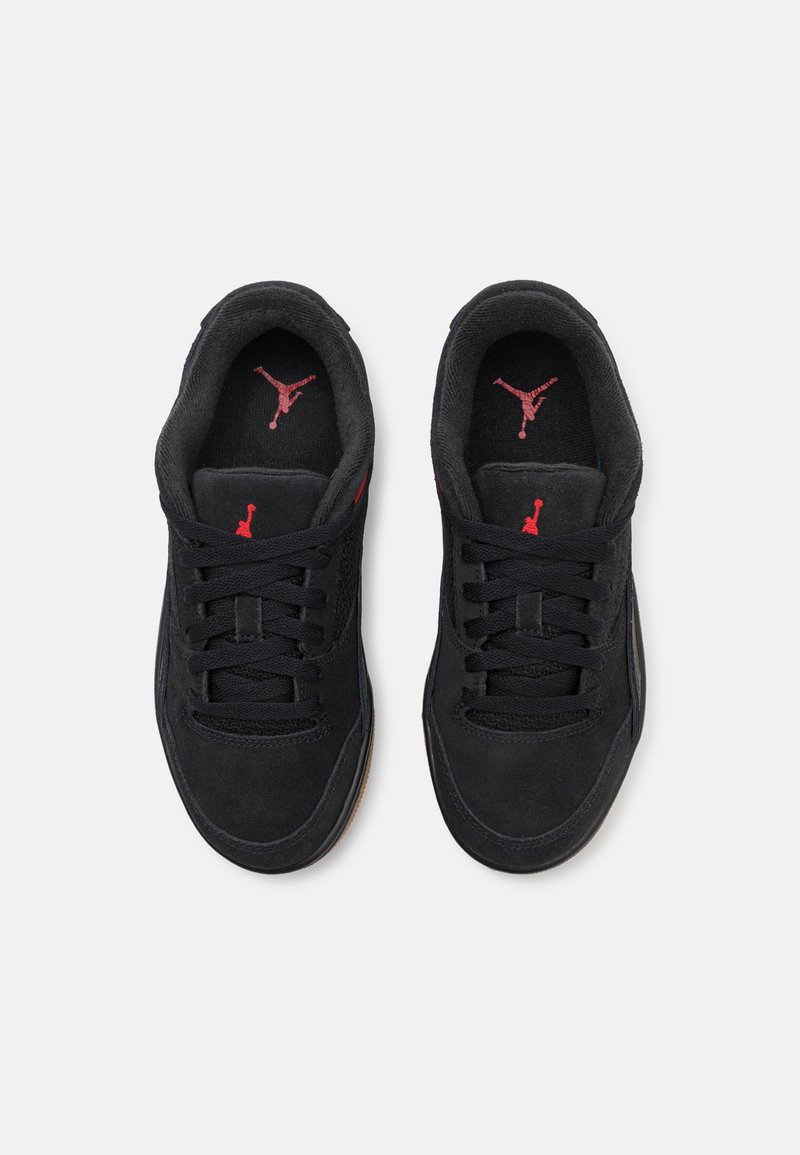 Czarne zamszowe sneakersy z czerwonymi akcentami i czarnymi sznurowadłami. Posiadają gumową podeszwę oraz logo Jumpman na wkładce i języku.