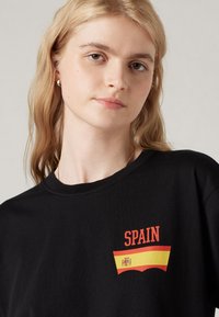 Levi's® FOOTBALL FAN TEE UNISEX - Apdrukāts T-krekls - black