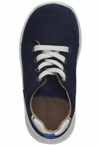 Navyblaue Sneaker mit weißen Schnürsenkeln und Akzenten, runder Zehenpartie, Perforationen im Zehenbereich und einer gepolsterten Innensohle mit Branding.