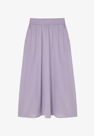 Jupe midi lavande avec une taille élastique, poches latérales et un tissu fluide qui tombe doucement. Texture lisse et design simple.