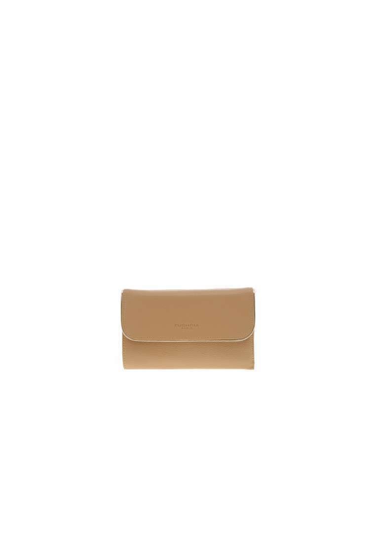 Portefeuille en cuir beige avec une texture lisse ; il présente un rabat à pli et un logo embossé subtil à l'avant. Design compact.