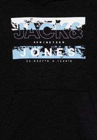 Felpa nera con cappuccio, caratterizzata da una stampa grafica con "JACK&" e "JONES" in bianco e azzurro chiaro, insieme a delle coordinate, su un tessuto morbido.