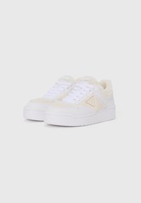 Weiße Sneakers mit beigen Kunstfell-Akzenten, strukturierten Panels, Schnürdesign und einer weißen Gummisohle. Verfügt über dezente Markenkennzeichnungen an der Seite und auf der Zunge.