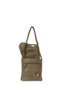 Olivengrünes Wildleder-Umhängetasche mit langem Tragegurt, Oberhandgriff, vorderer Reißverschlusstasche und Druckknopfverschluss. Weiche Textur und kantiges Design.