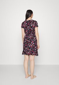 Vestido preto com estampado floral e mangas curtas, apresentando várias flores coloridas. Tem uma cintura ajustada e uma bainha em babados.