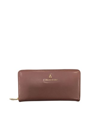 Portafoglio in pelle marrone con zip che gira tutto intorno, cerniera dorata e logo L'ATELIER DU SAC impresso in oro al centro davanti.