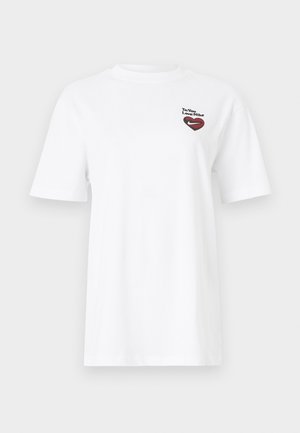Fehér rövid ujjú póló egy kis piros és fekete szív logóval és "To: You Love: Nike" szöveggel a bal mellrészen.