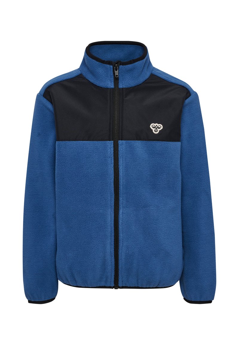 Blauwe fleece jas met zwart bovenpaneel, hoge kraag, rits aan de voorkant en logo-accent op de linkerborst. Beschikt over elastische manchetten en zoom.