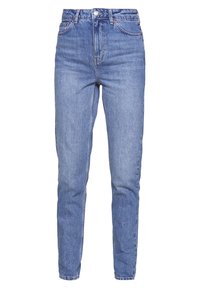 Jeans de mezclilla azul de corte ajustado y cintura alta con cierre de botón delantero, lazos para cinturón y diseño de cinco bolsillos.