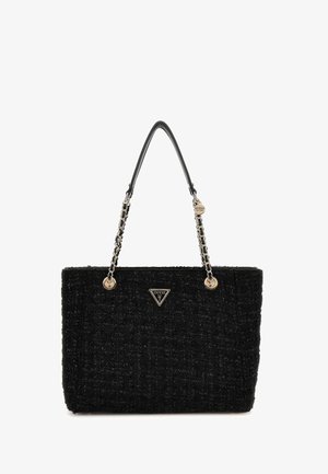 Borsa nera con una superficie in tessuto texture, dettagli in catena argentata, tracolle in pelle e un logo triangolare sul fronte.