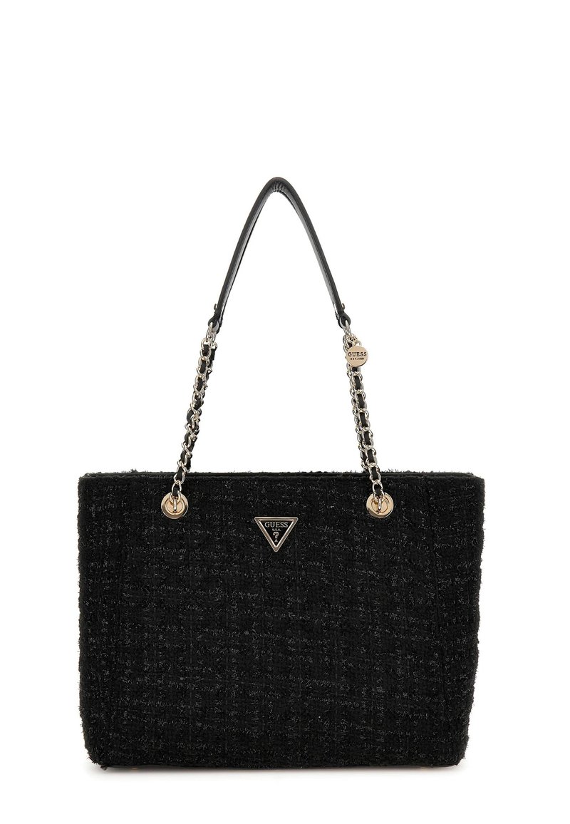 Schwarze Handtasche mit einer strukturierten Stoffoberfläche, silbernen Kettenakzenten, ledernen Schulterriemen und einem dreieckigen Logo auf der Vorderseite.