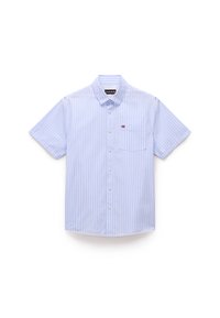 Chemise à manches courtes à boutons en tissu bleu clair avec des rayures verticales blanches. Comprend une poche poitrine unique et un col.