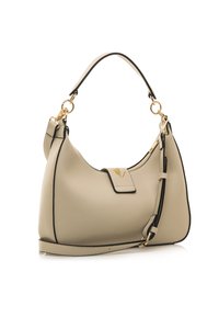 Bolso de mano de cuero sintético beige con ribetes negros, herrajes dorados y una sola correa para el hombro. Presenta una tapa superior con un detalle de logo.