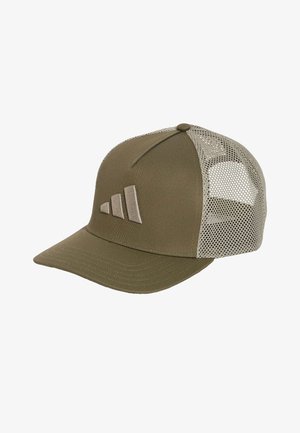 Gorra trucker verde oliva con parte trasera de malla beige y logo triangular bordado en tres tonos en el panel delantero.
