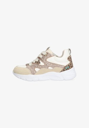 Sneakers z białą gumową podeszwą, beżową zamszową cholewką i akcentami z brokatem, wzorem zwierzęcym na pięcie i jasnymi sznurówkami. Ogólnie sportowy design.