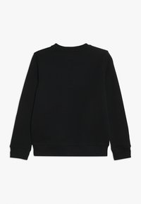 Svart sweatshirt med långa ärmar, tillverkad av mjukt tyg. Har rund halsringning och ribbade muddar. Inga synliga logotyper eller mönster.