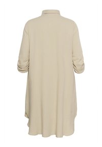 Beige overhemd met knopen en een kraag, middenlange mouwen en een losse pasvorm. De stof heeft een gladde textuur en valt soepel.