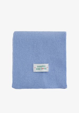 Hellblaues gestricktes Stoffstück in rechteckiger Form mit einem weißen Etikett, das grünen und pinken Text "Sending you love" trägt. Weiche Textur.