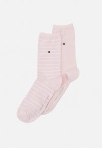 Rosa Baumwollsocken, eine einfarbig und eine mit weißen Streifen, beide mit einem kleinen Logo. Glatte Textur, knöchellanges Design.