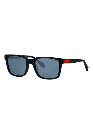 Schwarze rechteckige Sonnenbrille mit dunkelblauen polarisierten Gläsern und einem kleinen roten Detail am Bügel.