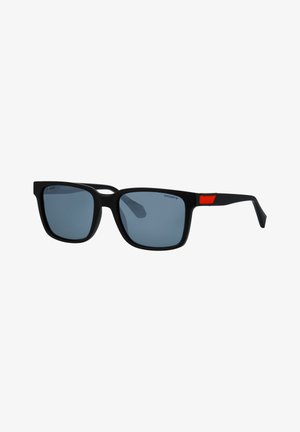 Schwarze rechteckige Sonnenbrille mit dunkelblauen polarisierten Gläsern und einem kleinen roten Detail am Bügel.
