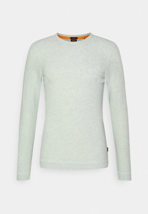 Lysegrå langærmet rundhals sweater med subtil tekstur og orange indvendig krave, vist på en ensfarvet baggrund.