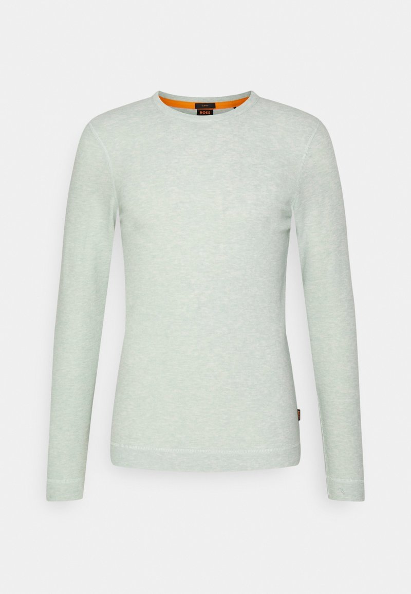 Pull gris clair à manches longues col rond avec une texture subtile et un détail orange à l’intérieur du col, présenté sur un fond uni.