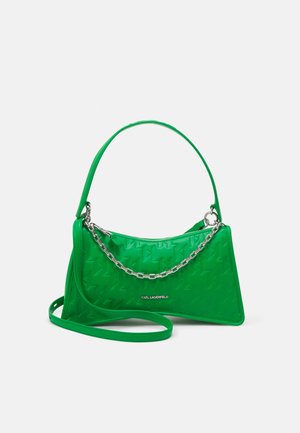 Bolso de mano verde brillante con patrón en relieve, detalle de cadena plateada, dos asas y pequeño logo en el frente.