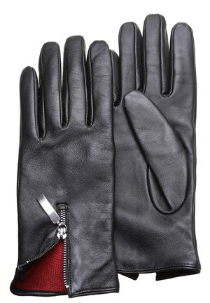 Guanti in pelle nera con una texture liscia, caratterizzati da un rivestimento interno rosso e un dettaglio con zip argentato al polsino. Design a cinque dita.