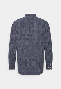 Marineblauw shirt met lange mouwen en een klein wit- en lichtblauw geometrisch patroon, met knoopmanchetten en een opstaande kraag. Gladde stoftextuur.