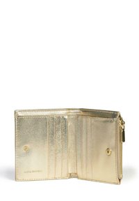 Billetera metálica dorada que cuenta con múltiples ranuras para tarjetas, un compartimento con cremallera y cierre de broche. Textura suave con un acabado brillante.